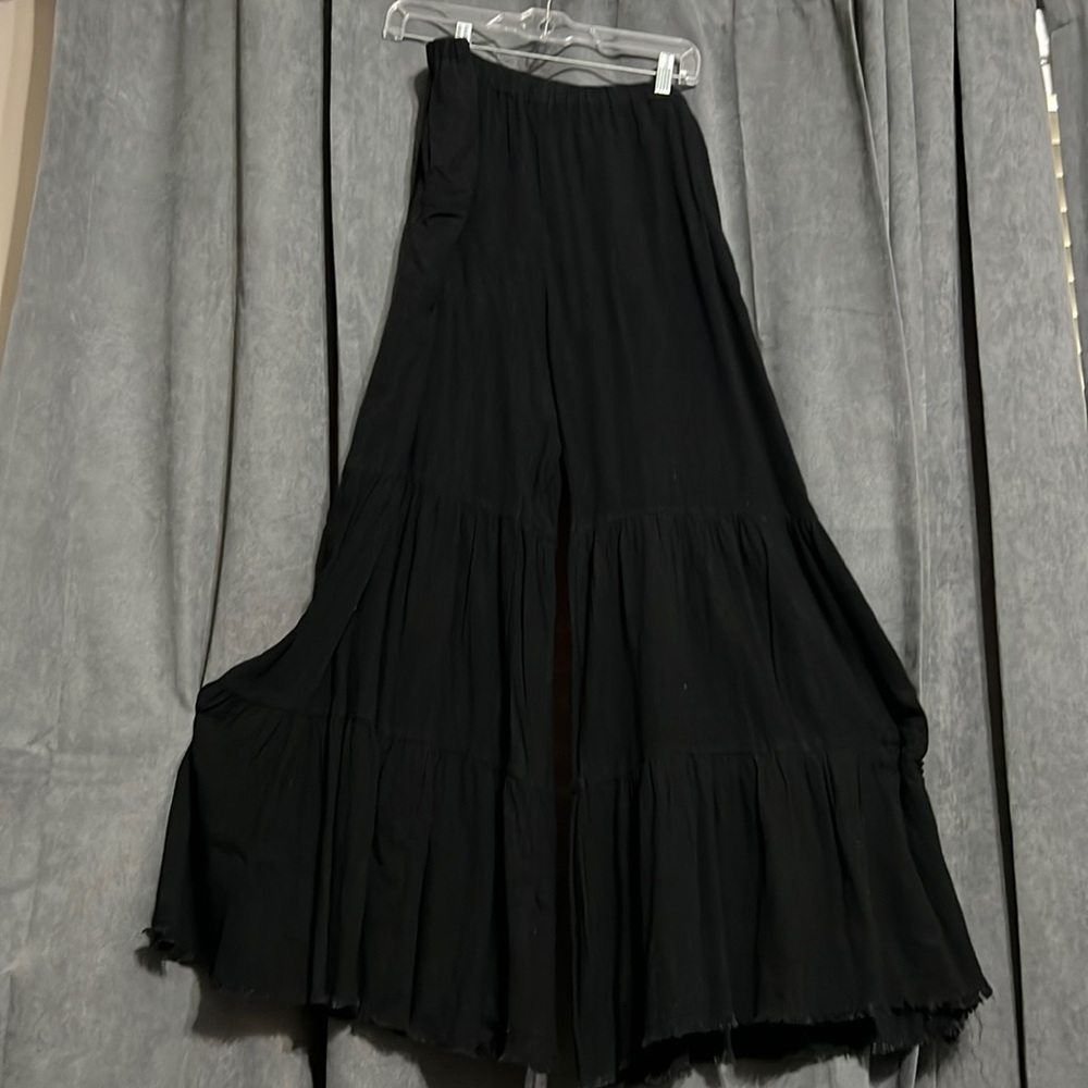 UMGEE. 1XL Black linen. Tiered ruffle. Wide leg pant.